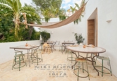 Отдельно стоящий дом с участком на продажу в городе Santa Eulària des Riu. Фото