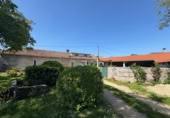 Дом с участком на продажу в городе O Pazo de Meis. Фото