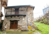 Дом с участком на продажу в городе Torre del Bierzo. Фото