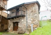 Дом с участком на продажу в городе Torre del Bierzo. Фото