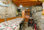 Дом с участком на продажу в городе Torre del Bierzo. Фото