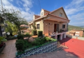 Дом с участком на продажу в городе Santa Coloma de Cervelló Фото