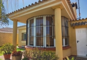 Отдельно стоящий дом с участком на продажу в городе Chiclana de la Frontera Фото