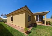 Отдельно стоящий дом с участком на продажу в городе Chiclana de la Frontera Фото