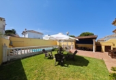 Отдельно стоящий дом с участком на продажу в городе Chiclana de la Frontera Фото