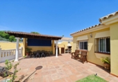 Отдельно стоящий дом с участком на продажу в городе Chiclana de la Frontera Фото