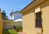 Отдельно стоящий дом с участком на продажу в городе Chiclana de la Frontera Фото