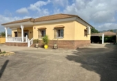 Отдельно стоящий дом с участком на продажу в городе Кордова Фото