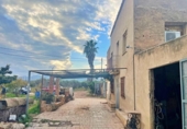 Отдельно стоящий дом с участком на продажу в городе Tortosa Фото