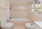 Отдельно стоящий дом с участком на продажу в городе Фуэнхирола Фото