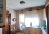 Дом с участком на продажу в городе Bedmar. Фото
