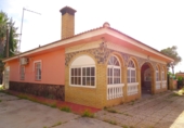 Chalet independiente con terreno en venta en Alcalá de Guadaíra ref: TR407940 foto