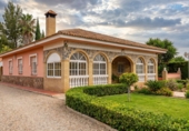 Chalet independiente con terreno en venta en Alcalá de Guadaíra ref: TR407940 foto