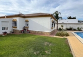 Отдельно стоящий дом с участком на продажу в городе Chiclana de la Frontera Фото