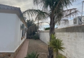 Отдельно стоящий дом с участком на продажу в городе Chiclana de la Frontera Фото