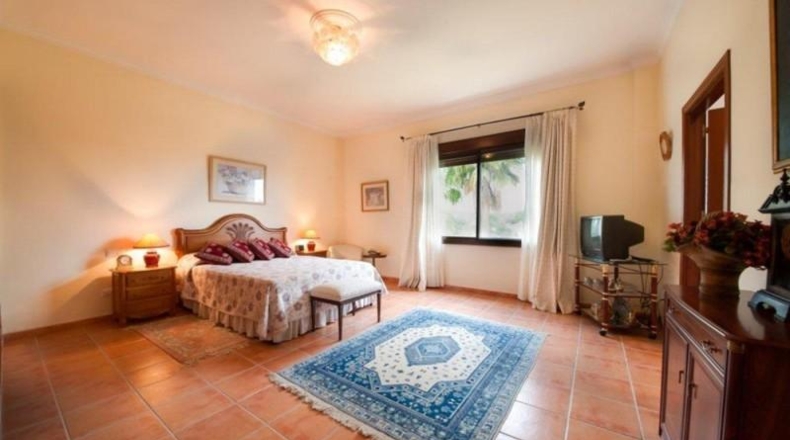 Málaga - Estepona - 10000m2