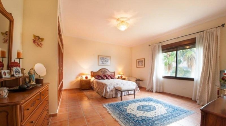 Málaga - Estepona - 10000m2