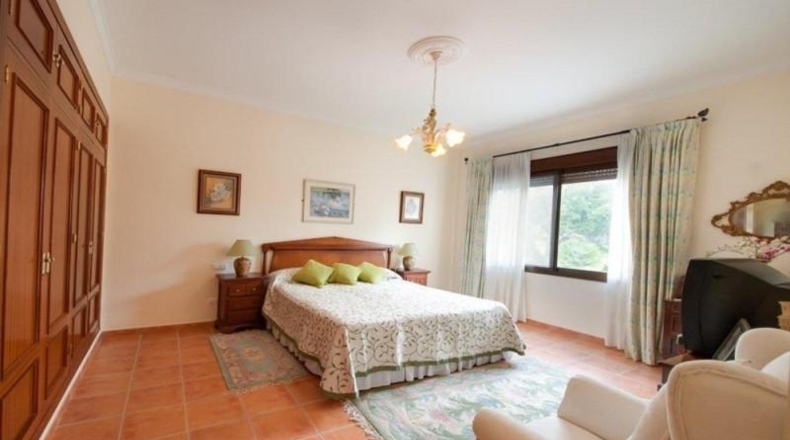 Málaga - Estepona - 10000m2