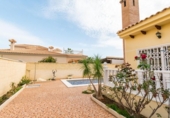 Chalet independiente con terreno en venta en la España, Orihuela, ref: TR181636 foto