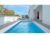 Отдельно стоящий дом с участком на продажу в городе Benalmádena Фото