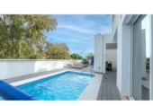 Отдельно стоящий дом с участком на продажу в городе Benalmádena Фото
