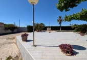 Отдельно стоящий дом с участком на продажу в городе Tortosa. Фото