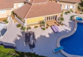 Отдельно стоящий дом с участком на продажу в городе Orihuela Фото
