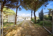 Отдельно стоящий дом с участком на продажу в городе Chiclana de la Frontera. Фото