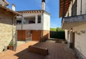 Chalet independiente con terreno en venta en la España, Bohoyo, ref: TR409574 foto