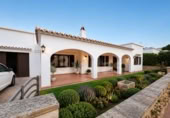 Отдельно стоящий дом с участком на продажу в городе Ciutadella de Menorca Фото