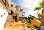Загородный дом с участком на продажу в городе Gavà Фото