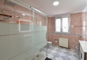 Отдельно стоящий дом с участком на продажу в городе Padul Фото