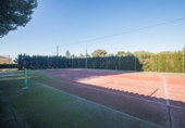 Отдельно стоящий дом с участком на продажу в городе Las Bayas Фото