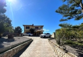Отдельно стоящий дом с участком на продажу в городе Calafell Фото