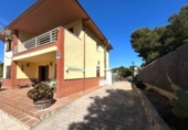 Отдельно стоящий дом с участком на продажу в городе Calafell Фото