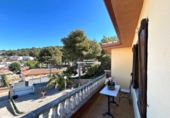 Отдельно стоящий дом с участком на продажу в городе Calafell Фото