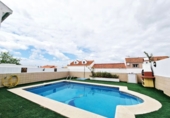 Таунхаус с участком в аренду в городе Малага. Фото