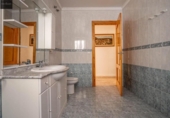 Дом с участком на продажу в городе Guadix Фото