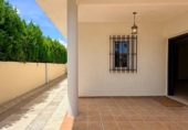Chalet independiente con terreno en alquiler en Espartinas ref: TR411033 foto