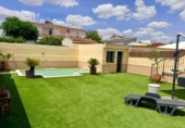 Chalet independiente con terreno en alquiler en Espartinas ref: TR411033 foto