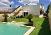 Chalet independiente con terreno en alquiler en Espartinas ref: TR411033 foto