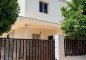 Chalet independiente con terreno en alquiler en Espartinas ref: TR411033 foto