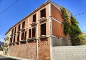 Участок с постройкой на продажу в городе Dénia. Фото