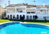 Отдельно стоящий дом с участком на продажу в городе Benalmádena Фото