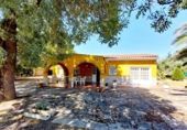 Chalet independiente con terreno en venta en Badajoz ref: TR412474 foto