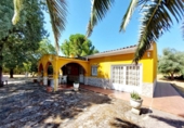Chalet independiente con terreno en venta en Badajoz ref: TR412474 foto
