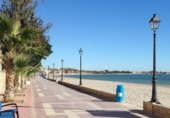 Отдельно стоящий дом с участком на продажу в городе Los Alcázares Фото