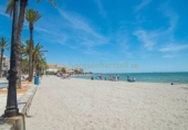Отдельно стоящий дом с участком на продажу в городе Los Alcázares Фото