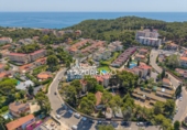 Отдельно стоящий дом с участком на продажу в городе Salou. Фото