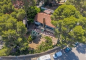 Отдельно стоящий дом с участком на продажу в городе Salou. Фото